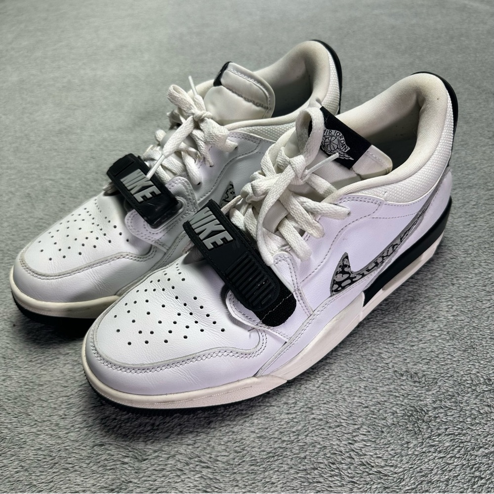Nike White and Black Low-Top Sneakers with Patterned Swoosh Size 9.5